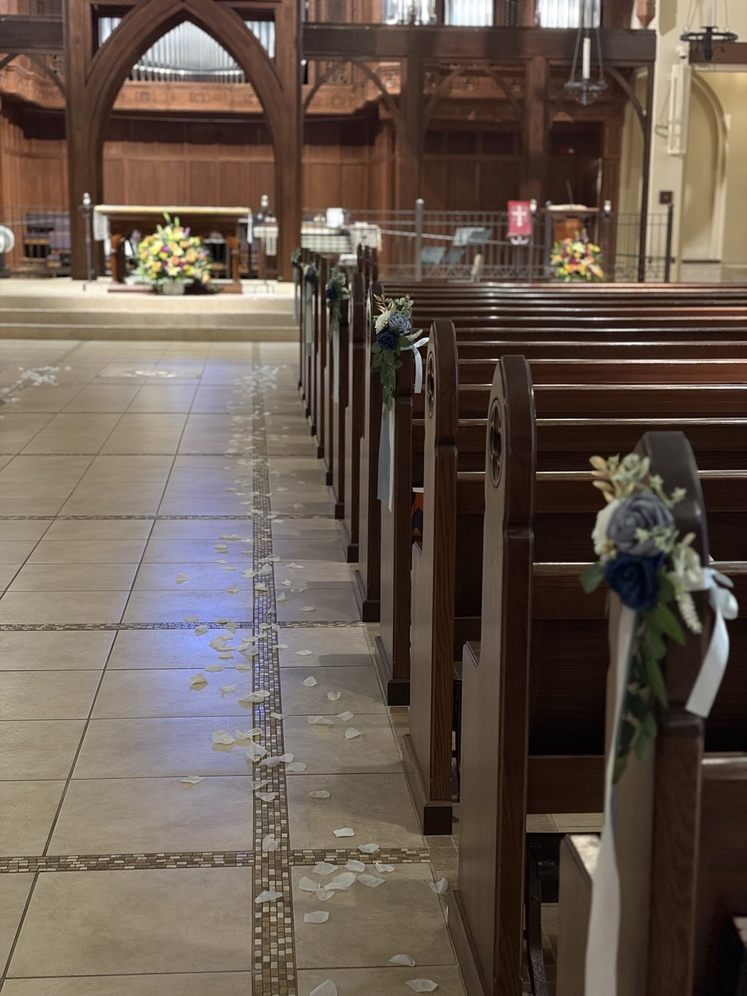 Pasillo de la iglesia decorado con flores y pétalos