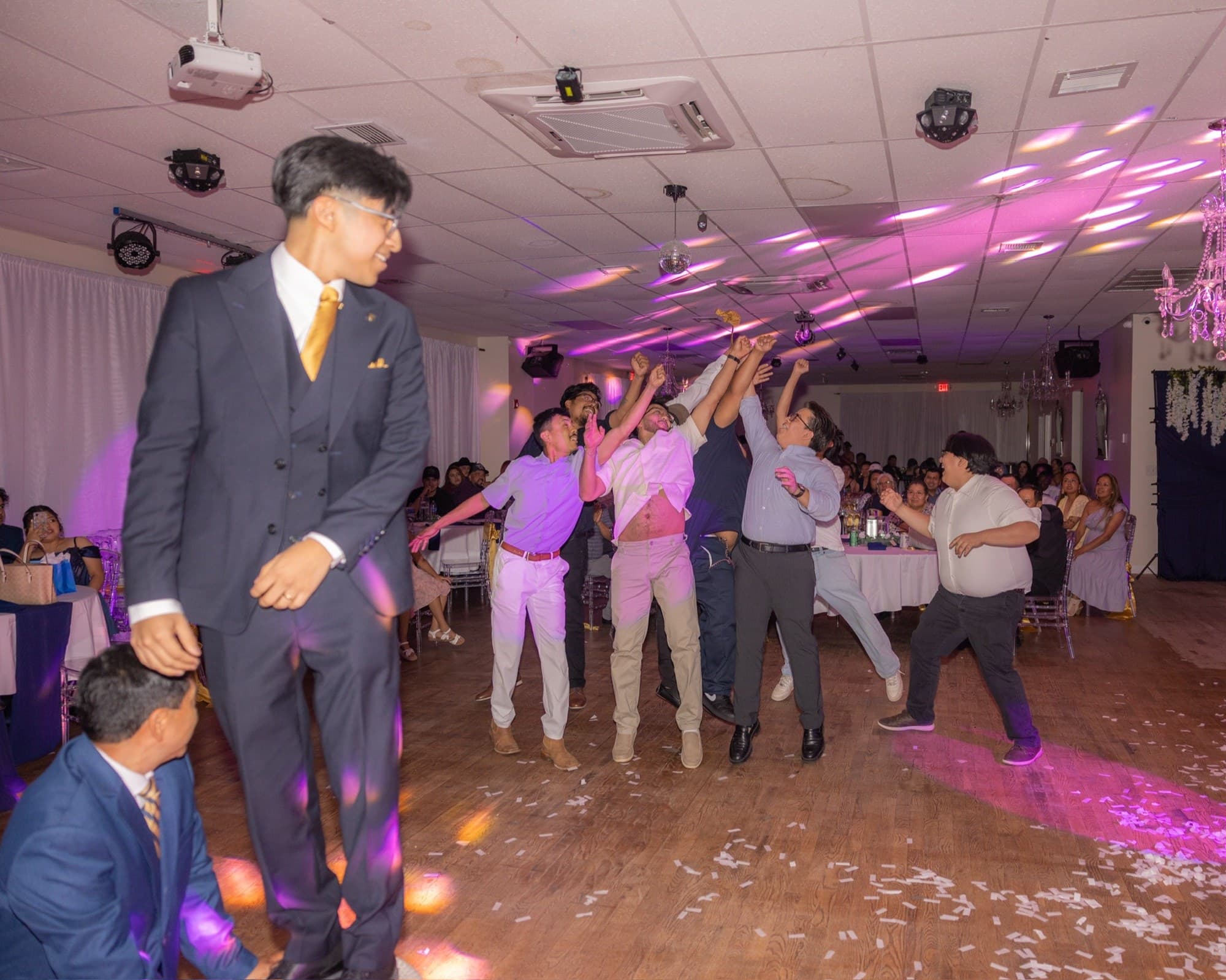 El novio lanzando el liguero a los invitados