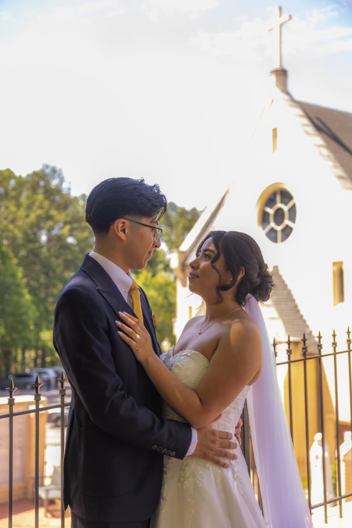 Los novios abrazados afuera de la iglesia tras la ceremonia