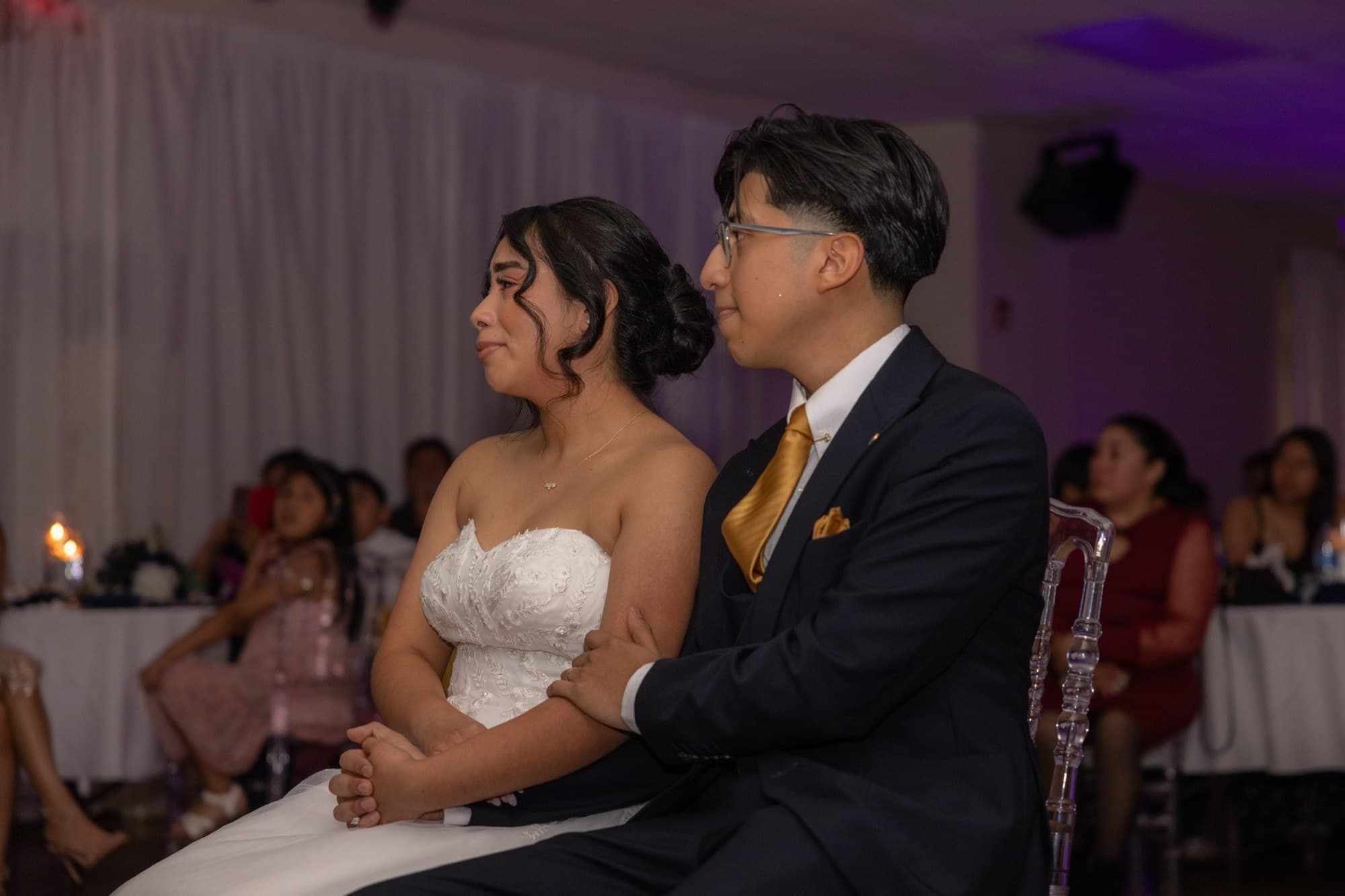 Los recién casados sentados juntos durante la recepción
